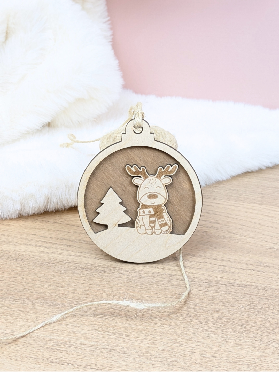 Boule de noël “Rudolphe au pied du sapin”